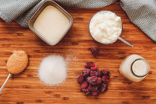 Zutaten Grießbrei mit Nussmus und Himbeeren (Rezept Grießbrei mit Nussmus und Himbeeren)