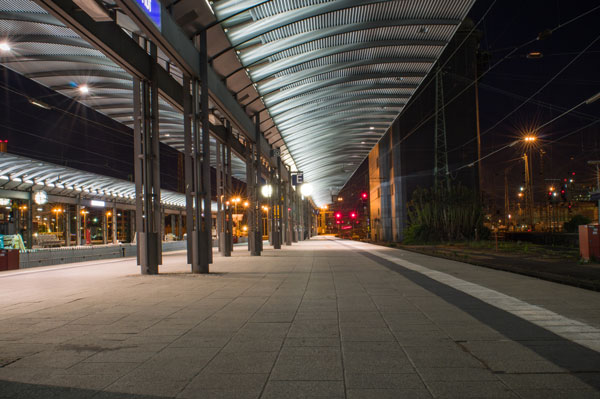 Ausschnitt von Bahnhof in Dunkelheit