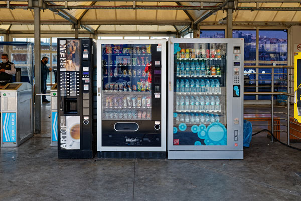 Drei Verkaufsautomaten: Für Heissgetränke, Snacks und Kaltgetränke