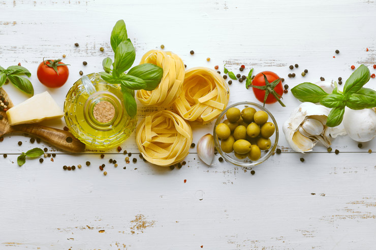 Italienische Lebensmittel: Nudeln, Oliven Olivenöl, Tomaten, Basilikum, Knoblauch, Käse