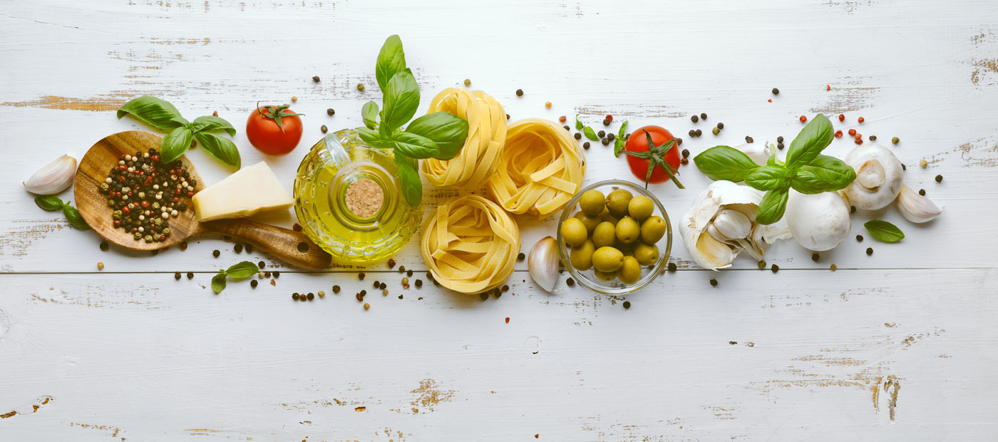Mediterane Lebensmittel, Knoblauch, Tomaten, Oliven, Parmesan, Olivenöl