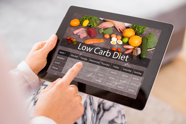 Low Carb Diet-Planer auf dem Bildschirm eines Tablet-PCs