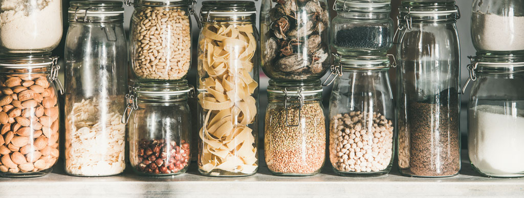 Glasvorratsbehälter mit Körnern, Getreide, Nüssen, Trockenfrüchte Mehl und Nudeln