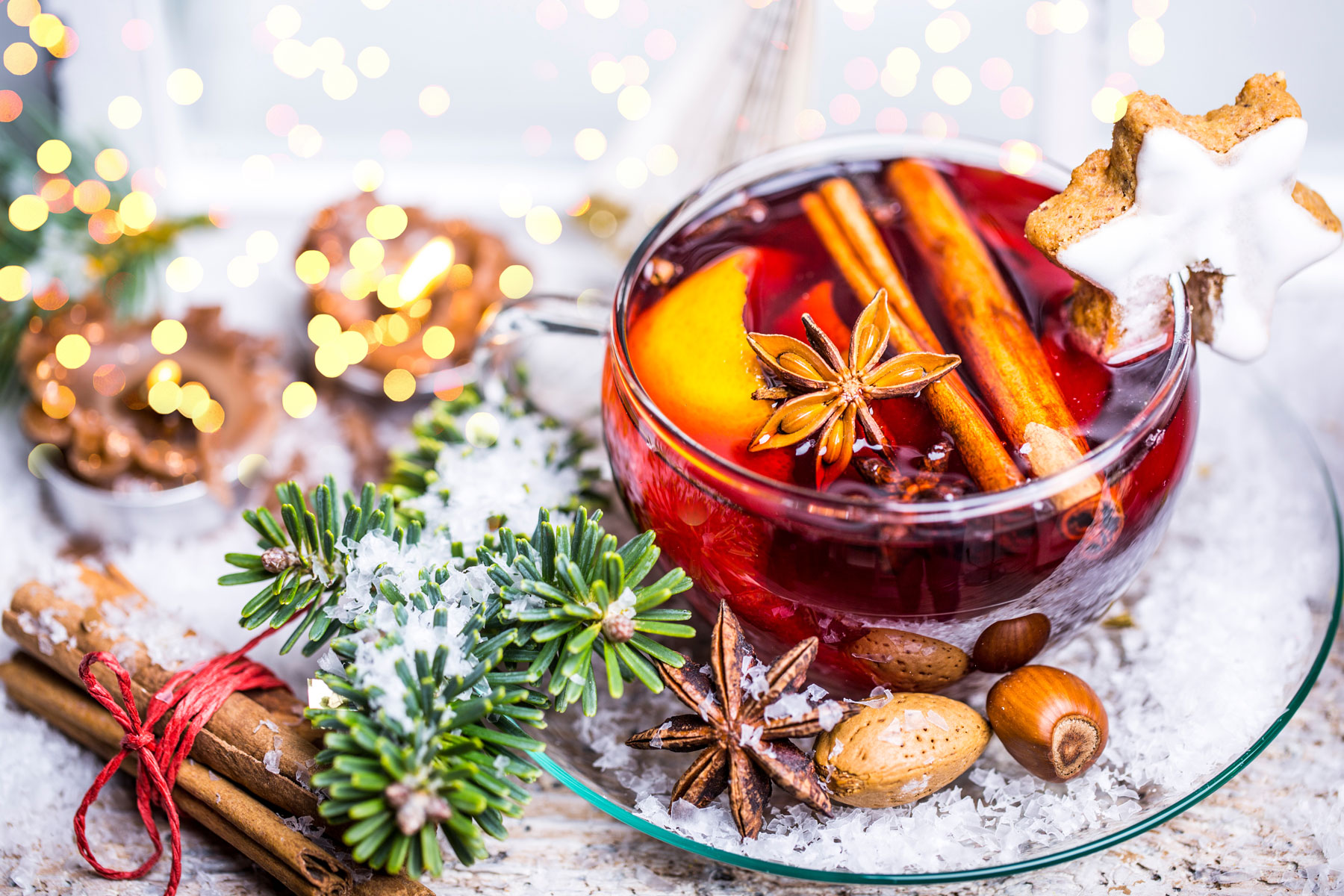 Weihnachtszeit Winterlicher Punsch in durchsichtiger Tasse mit Schnee drumherum
