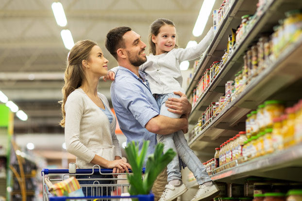 Vater, Mutter, Kind beim Einkauf im Supermarkt