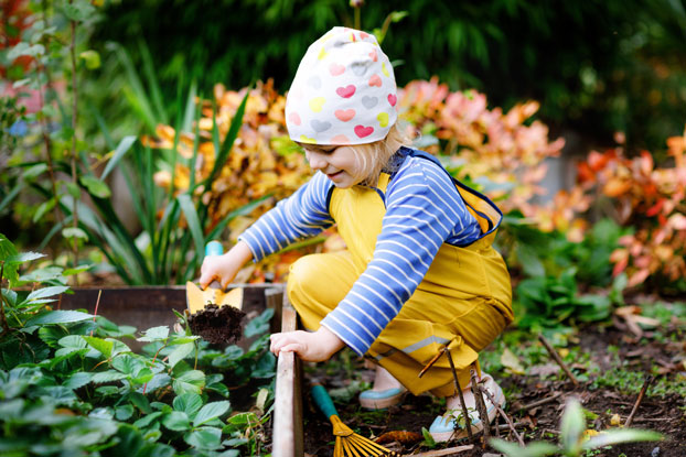 Kleines Kind bei der Gartenarbeit