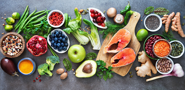 clean eating verschiedene Lebensmittel, die bei einer clean eating Ernährung verzehrt werden dürfen