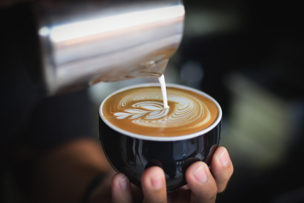 Kaffee in einer Tasse mit Milchschaum