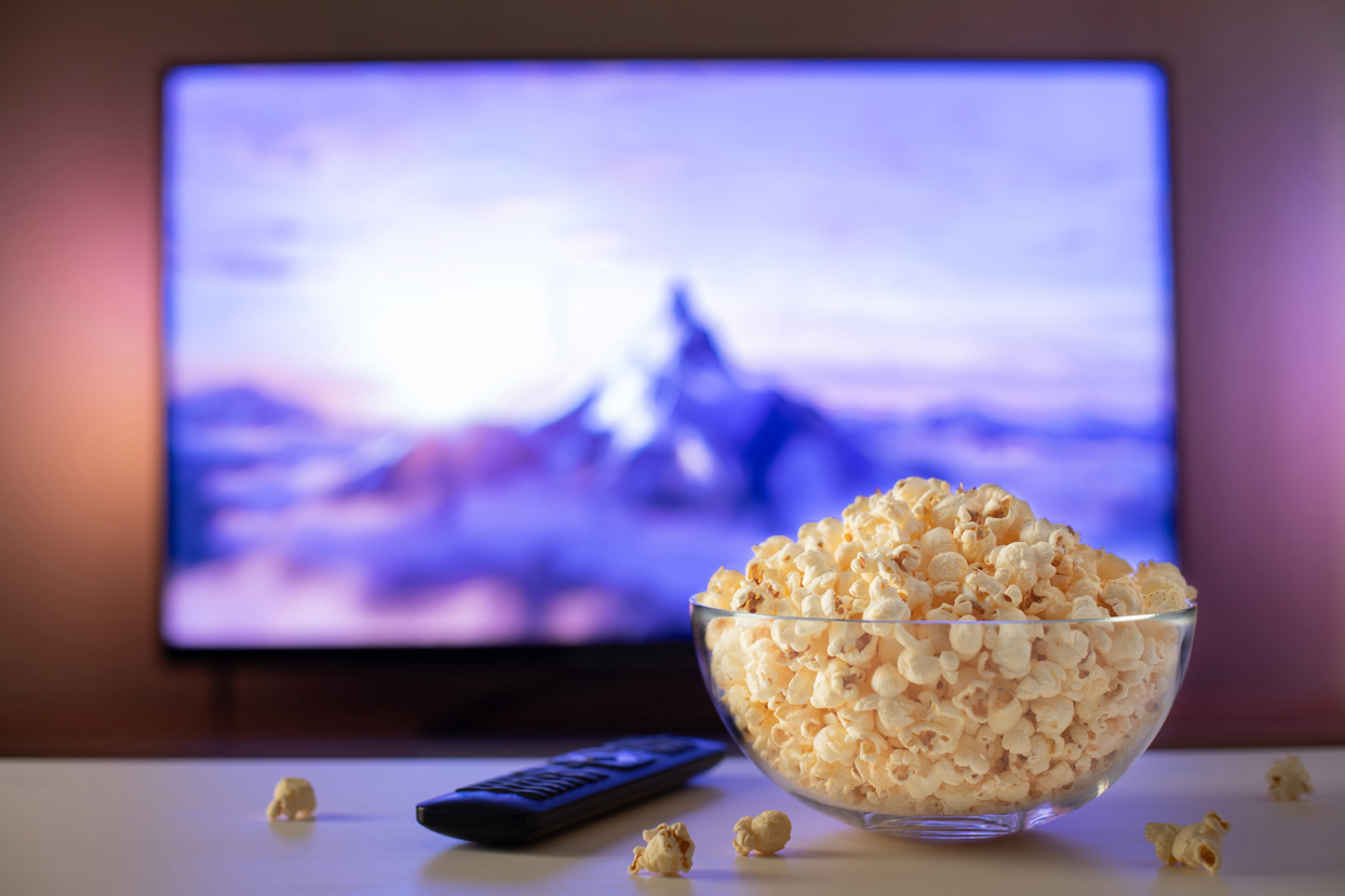 Eine Schüssel Popcorn steht vor dem Fernseher.