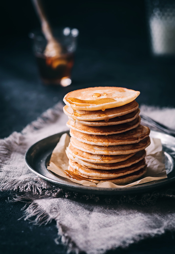 Frühstück Pancakes gestapelt mit Honig beträufelt