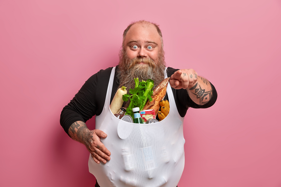 Mann mit Lebensmittel im Unterhemd. Beitrag Intuitives Essen.