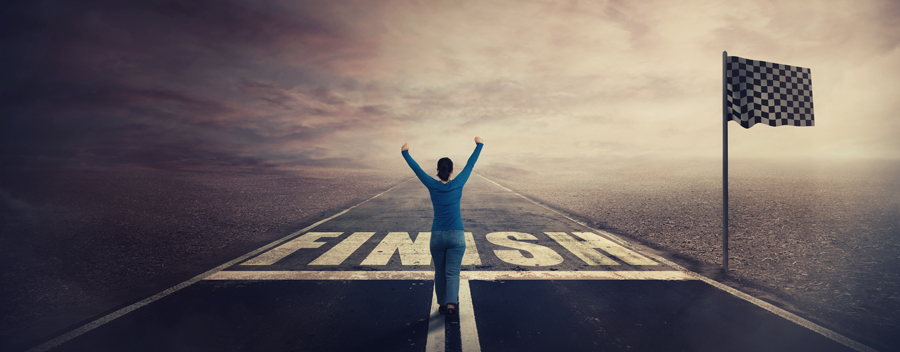 Motivation Frau läuft ins Ziel