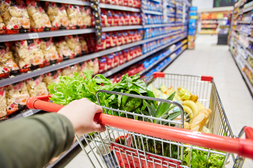 Lebensmittelverschwendung Einkaufswagen im Supermarkt