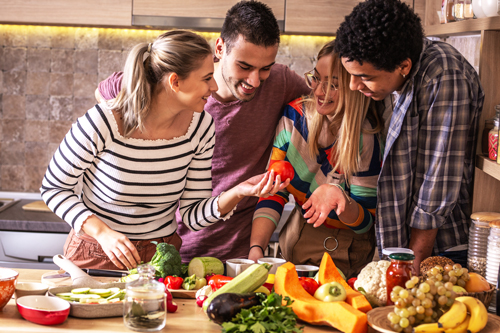 Lebensmittelverschwendung Vier Personen kochen gemeinsam