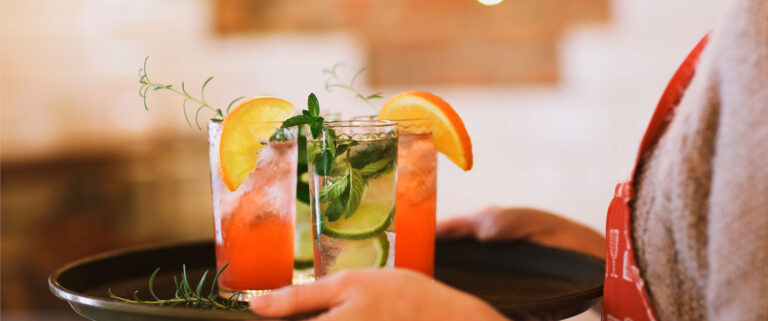 Grillen Tablett mit Cocktails von einer Kellnerin getragen