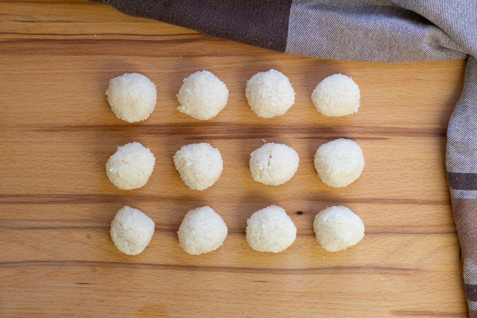 Kokos-Mandel-Torte Kokoskugeln Schritt 4 (Kokos-Mandel-Torte Kokoskugeln Schritt 4)