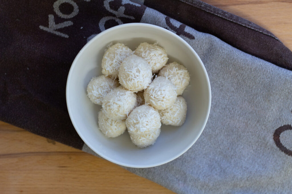 Kokos-Mandel-Torte Kokoskugeln Schritt 5 (Kokos-Mandel-Torte Kokoskugeln Schritt 5)